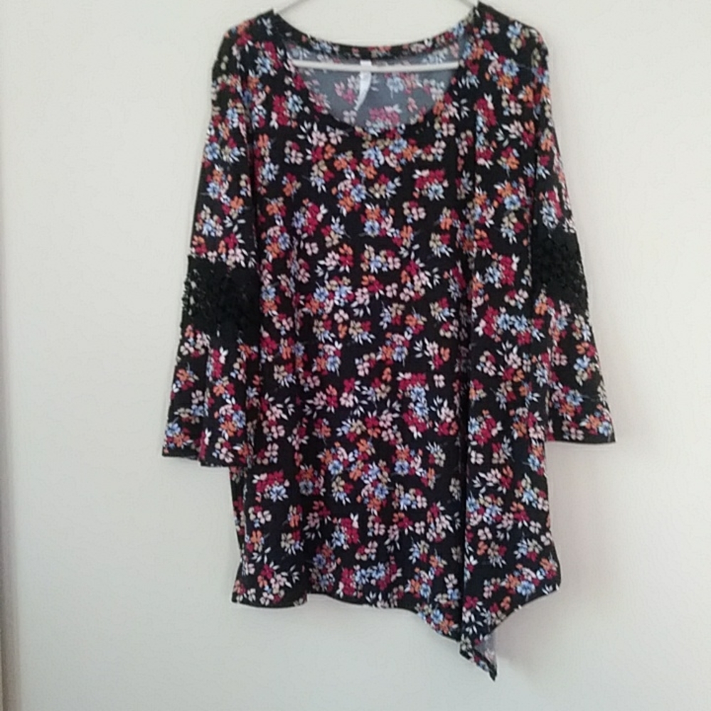 NY Collection Floral Crochet Asymmetric Hem Top Plus 2X Black w/Floral Print
